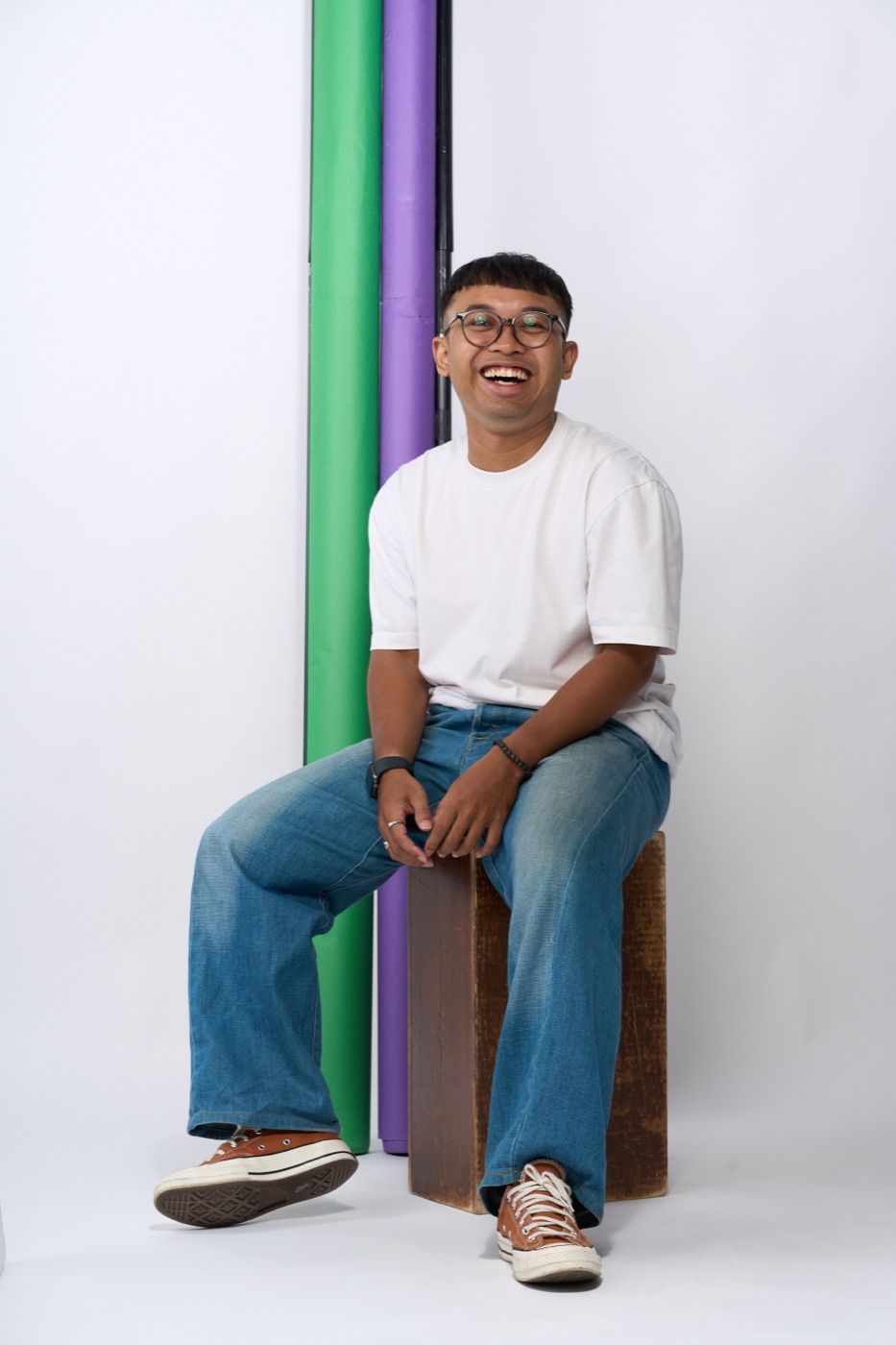 Nazrul Syafiiy laughing in a studio